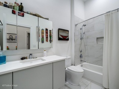 SOARING CEILINGS. EXPOSED BRICK. TRUE WEST LOOP PENTHOUSE LIVING - photo 25