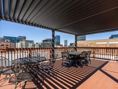 SOARING CEILINGS. EXPOSED BRICK. TRUE WEST LOOP PENTHOUSE LIVING - photo 32