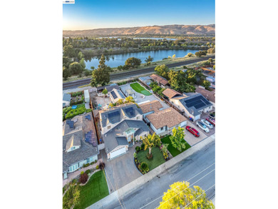 A rare opportunity in Parkmont awaits! A Mediterranean Oasis - photo 3
