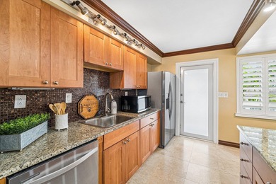 Exceptional Condo with Breathtaking Golf Course Views in Prime - photo 9