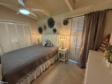 Nicely updated 1 bedroom + loft with LAKE ACCESS! Remodeled - photo 3