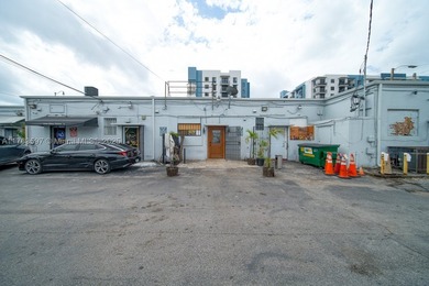 Consisting of about 1,500 Sq Ft, the space features A Full Bar - photo 20