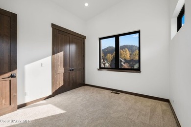 Welcome to 11 Alpenrose Ln, nestled among the green fairways of - photo 23