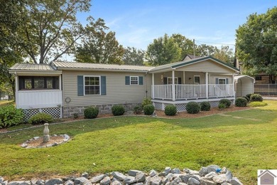 Discover lake living in this charming 3 bedroom, 2 bathroom home - photo 3
