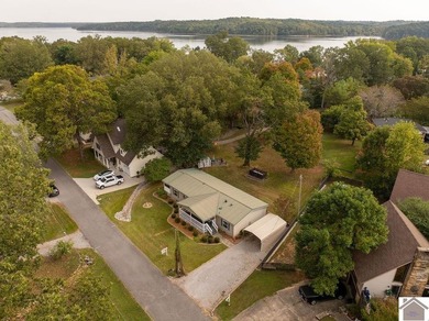 Discover lake living in this charming 3 bedroom, 2 bathroom home - photo 4