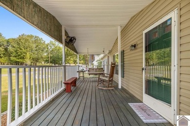 Discover lake living in this charming 3 bedroom, 2 bathroom home - photo 5