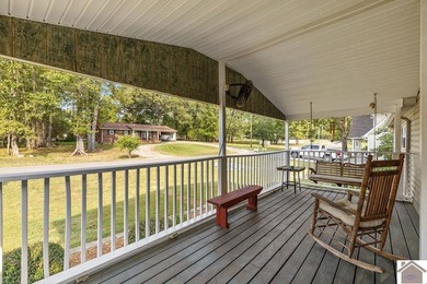 Discover lake living in this charming 3 bedroom, 2 bathroom home - photo 6