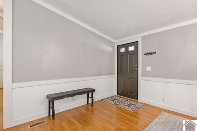 Discover lake living in this charming 3 bedroom, 2 bathroom home - photo 7