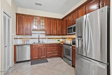 Tucked away at the end of a cul-de-sac, this River Point home - photo 8