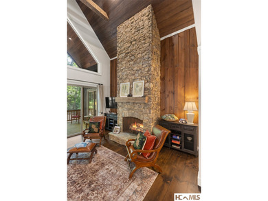 Thoughtfully built by renowned Ferncreek Builders, this - photo 11