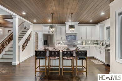 Thoughtfully built by renowned Ferncreek Builders, this - photo 15