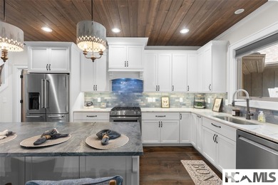 Thoughtfully built by renowned Ferncreek Builders, this - photo 16