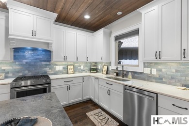 Thoughtfully built by renowned Ferncreek Builders, this - photo 17
