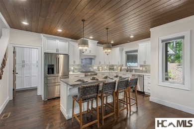 Thoughtfully built by renowned Ferncreek Builders, this - photo 18