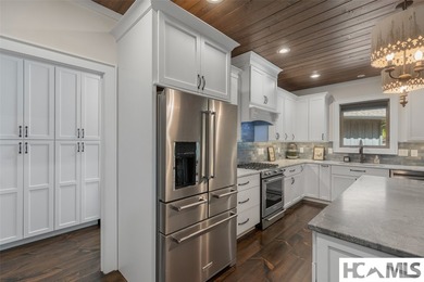 Thoughtfully built by renowned Ferncreek Builders, this - photo 19
