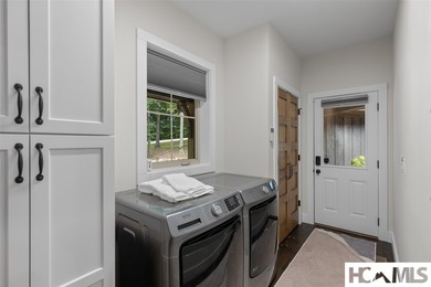 Thoughtfully built by renowned Ferncreek Builders, this - photo 20