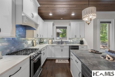 Thoughtfully built by renowned Ferncreek Builders, this - photo 21