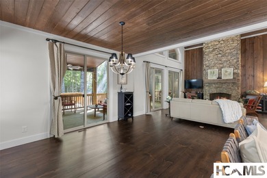 Thoughtfully built by renowned Ferncreek Builders, this - photo 26