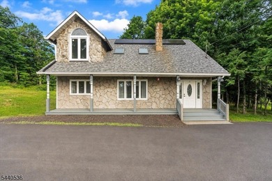 Welcome to this charming and well-maintained home offering 3 - photo 2
