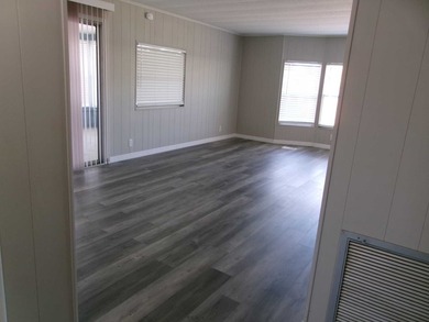This home features an expansive Florida sun room. The kitchen - photo 4