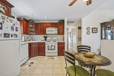 Welcome to this stunning and meticulously maintained 6-over-6 - photo 12