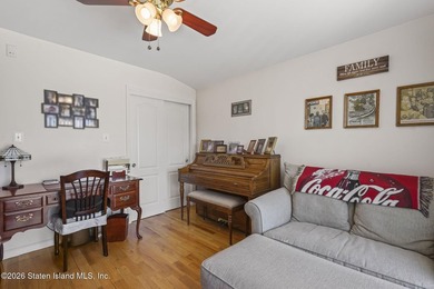 Welcome to this stunning and meticulously maintained 6-over-6 - photo 17