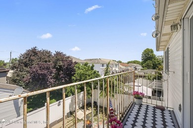 Welcome to this stunning and meticulously maintained 6-over-6 - photo 18