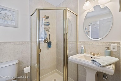 Welcome to this stunning and meticulously maintained 6-over-6 - photo 21
