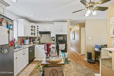 Welcome to this stunning and meticulously maintained 6-over-6 - photo 25