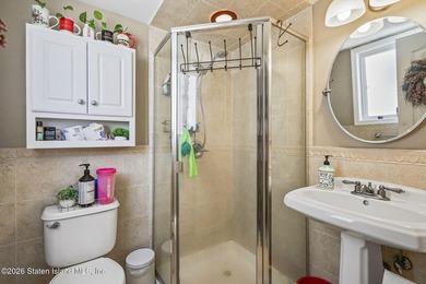 Welcome to this stunning and meticulously maintained 6-over-6 - photo 30