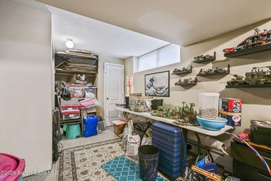 Welcome to this stunning and meticulously maintained 6-over-6 - photo 32