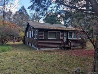 Step back in time with this original 1945 Smallwood log cabin - photo 3