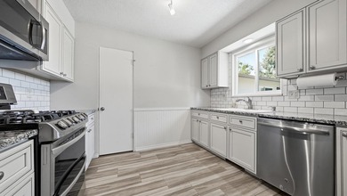 Welcome to Monument Village in the highly sought-after Redlands! - photo 11