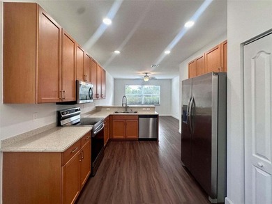 1868 sq.ft CBS Lake Front Home with great Water Views. 3-beds - photo 8