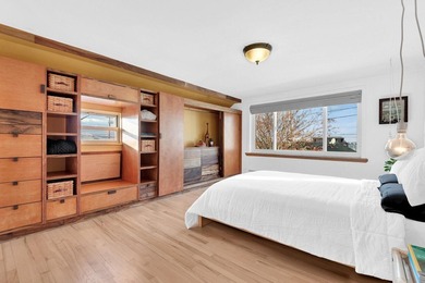 **Nestled discreetly on one of New York City's extremely rare - photo 3