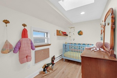 **Nestled discreetly on one of New York City's extremely rare - photo 4