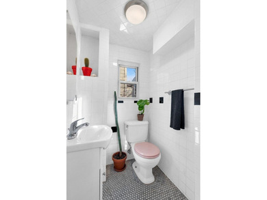 **Nestled discreetly on one of New York City's extremely rare - photo 8