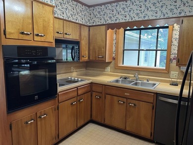 WOW! Space galore in this spacious home offering 4 bedrooms, 2 - photo 11