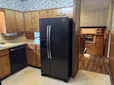 WOW! Space galore in this spacious home offering 4 bedrooms, 2 - photo 12