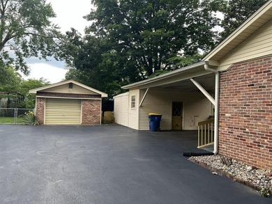 WOW! Space galore in this spacious home offering 4 bedrooms, 2 - photo 21