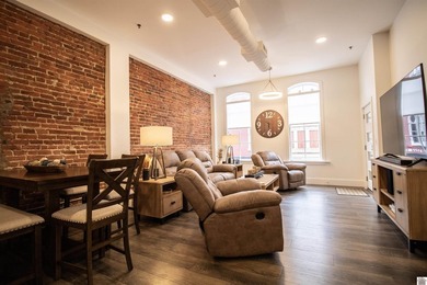 211 Broadway: Historic Downtown Luxury Experience the best of - photo 6