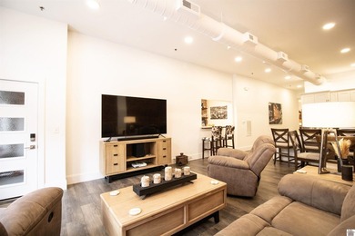 211 Broadway: Historic Downtown Luxury Experience the best of - photo 8