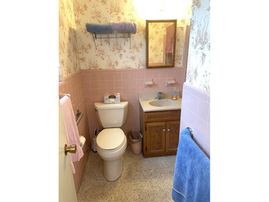 Welcome to this charming 3-bedroom, 2-bathroom single-family - photo 9