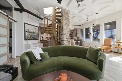 One-of-a-kind property in Lost Bridge Village. Fully renovated - photo 4
