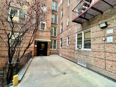 Location !! Location !! Bright & Clean 1 Corner Huge Bedroom In - photo 2