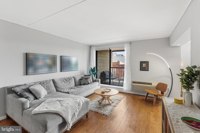 Welcome to 200 Lombard Street, Unit 528 at Abbotts Square, a - photo 5