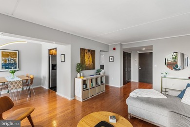 Welcome to 200 Lombard Street, Unit 528 at Abbotts Square, a - photo 6