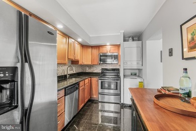 Welcome to 200 Lombard Street, Unit 528 at Abbotts Square, a - photo 8
