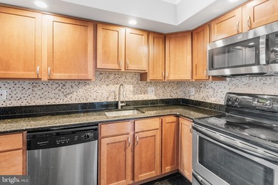 Welcome to 200 Lombard Street, Unit 528 at Abbotts Square, a - photo 9