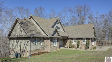 Experience lake living in this beautifully designed 4 bedroom, 3 - photo 4